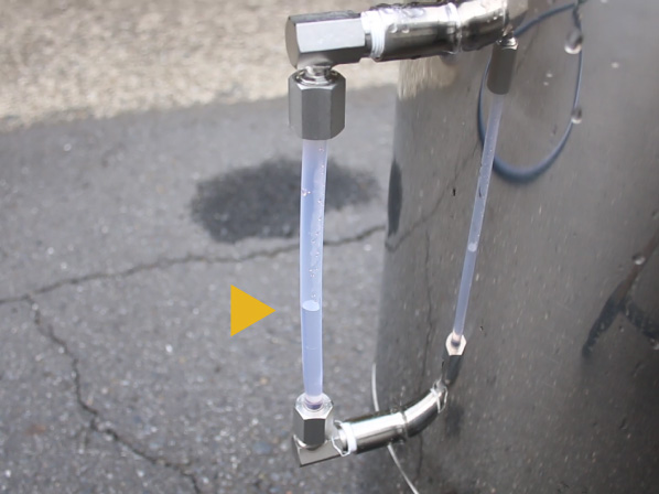 容器の外側から水位を確認できるレベル計