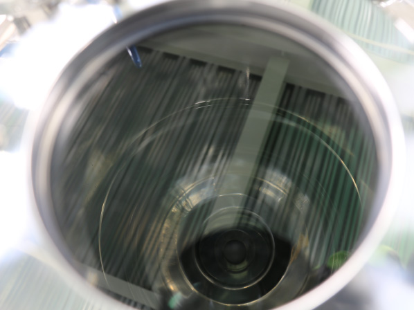 のぞき窓をさっと覗いた様子