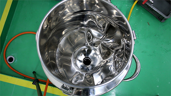 へこみが広がっていくジャケットタンク