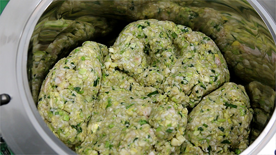 装填された餃子の餡