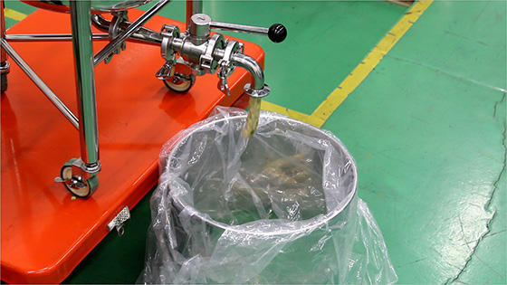 圧力で排出される餃子の餡