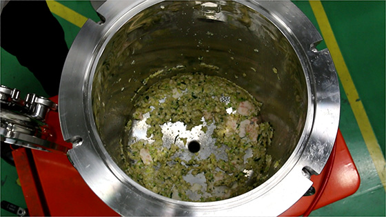 ほとんど排出される餃子の餡の様子