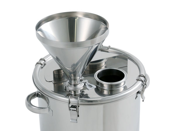 投入用ホッパーが設置されたステンレス容器