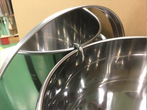 【特注事例】化学メーカー様 納入事例を公開しました:フック付ステンレス容器