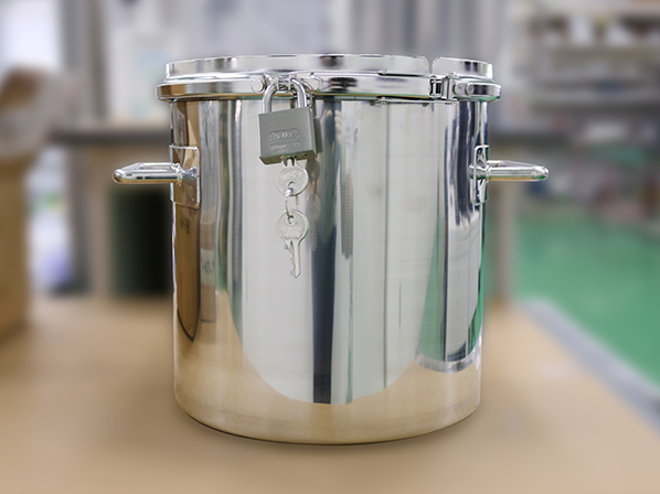 【採用事例】製薬会社が採用!施錠できるステンレス製の保管容器