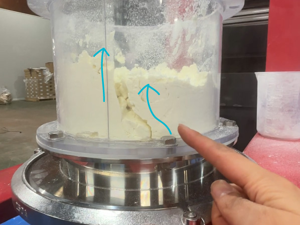 エアレーションホッパーによりチャネリングが発生している状態