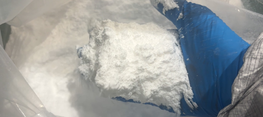 軽くて詰まりやすい微粉（シリカ）の排出トラブルに対し、エアレーションホッパーで排出改善を検証している様子